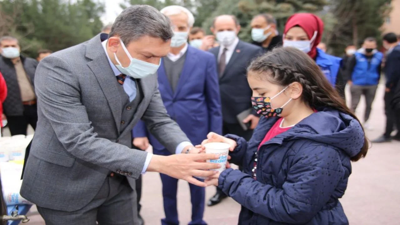 Batman Valisi Şahin'den gençlere çorba ikramı