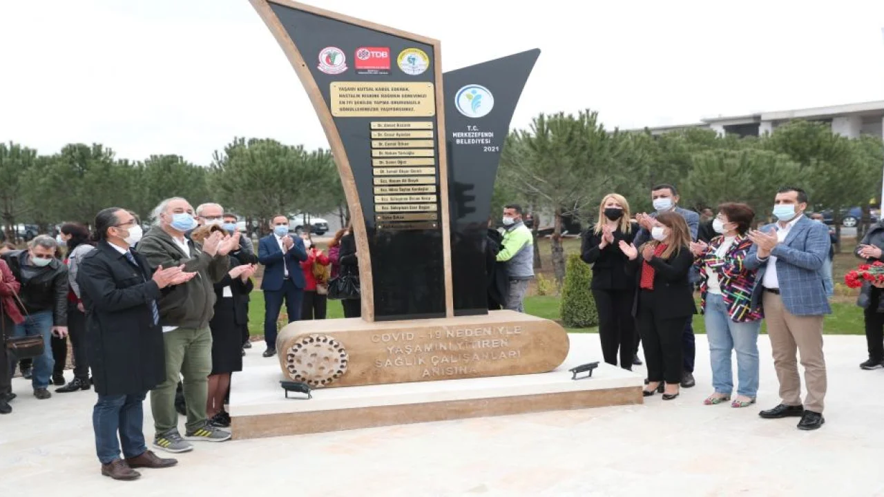 Denizli Merkezefendi'de sağlık emekçilerine 'saygı' anıtı