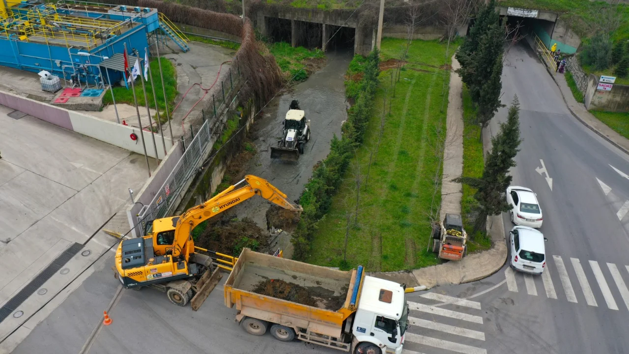Kocaeli'de Dilovası Eynerce Deresi temizleniyor
