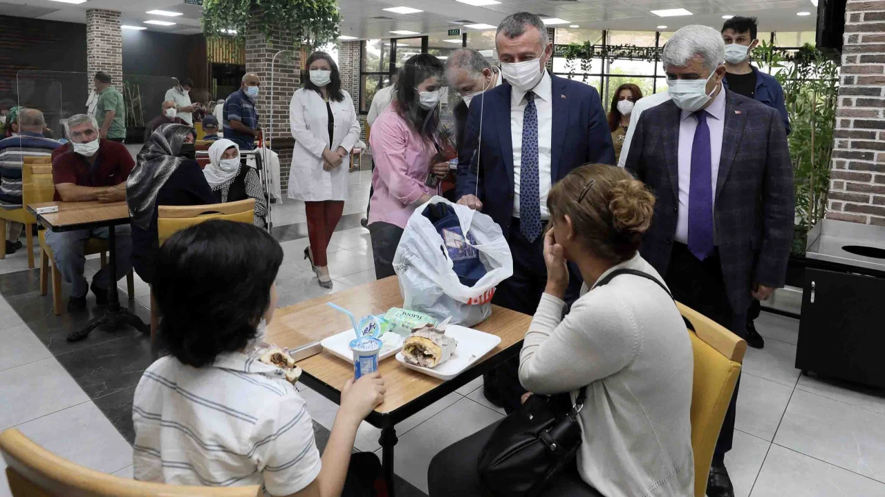 Kocaeli’de hasta ve hasta yakınlarına Başkan Büyükakın morali