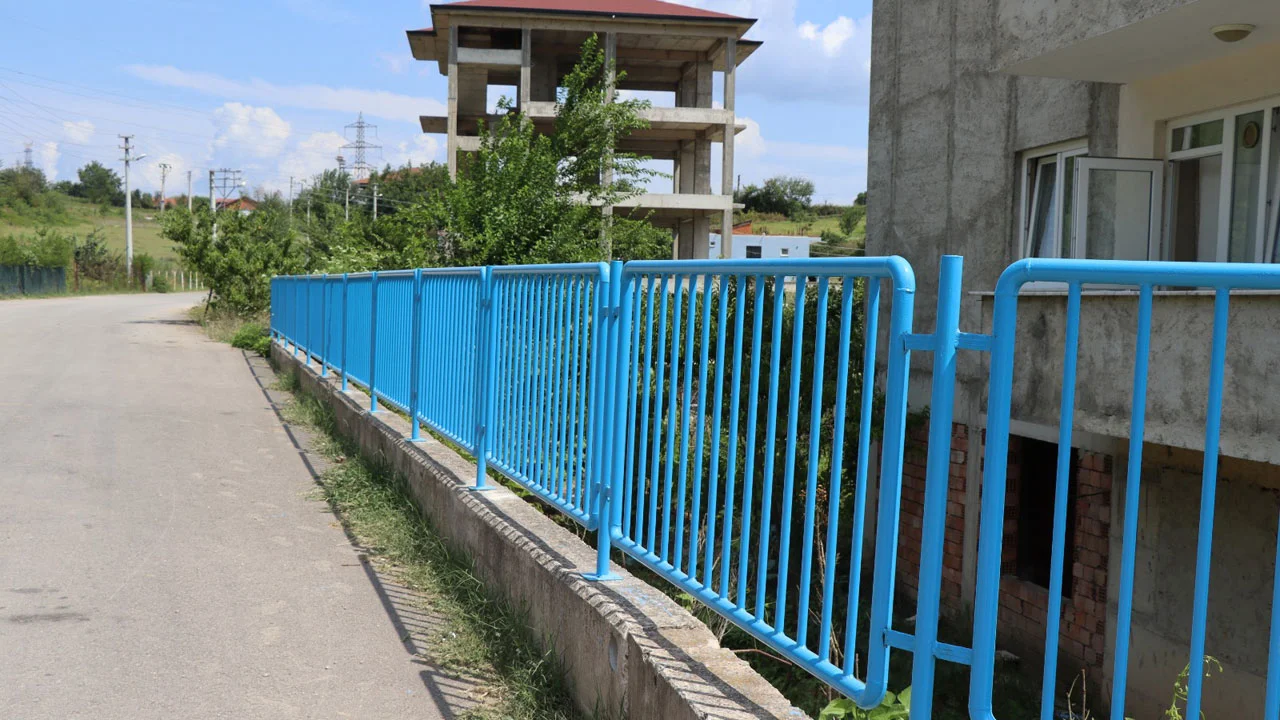Kocaeli İzmit’te tehlikeli duvara demir korkuluk