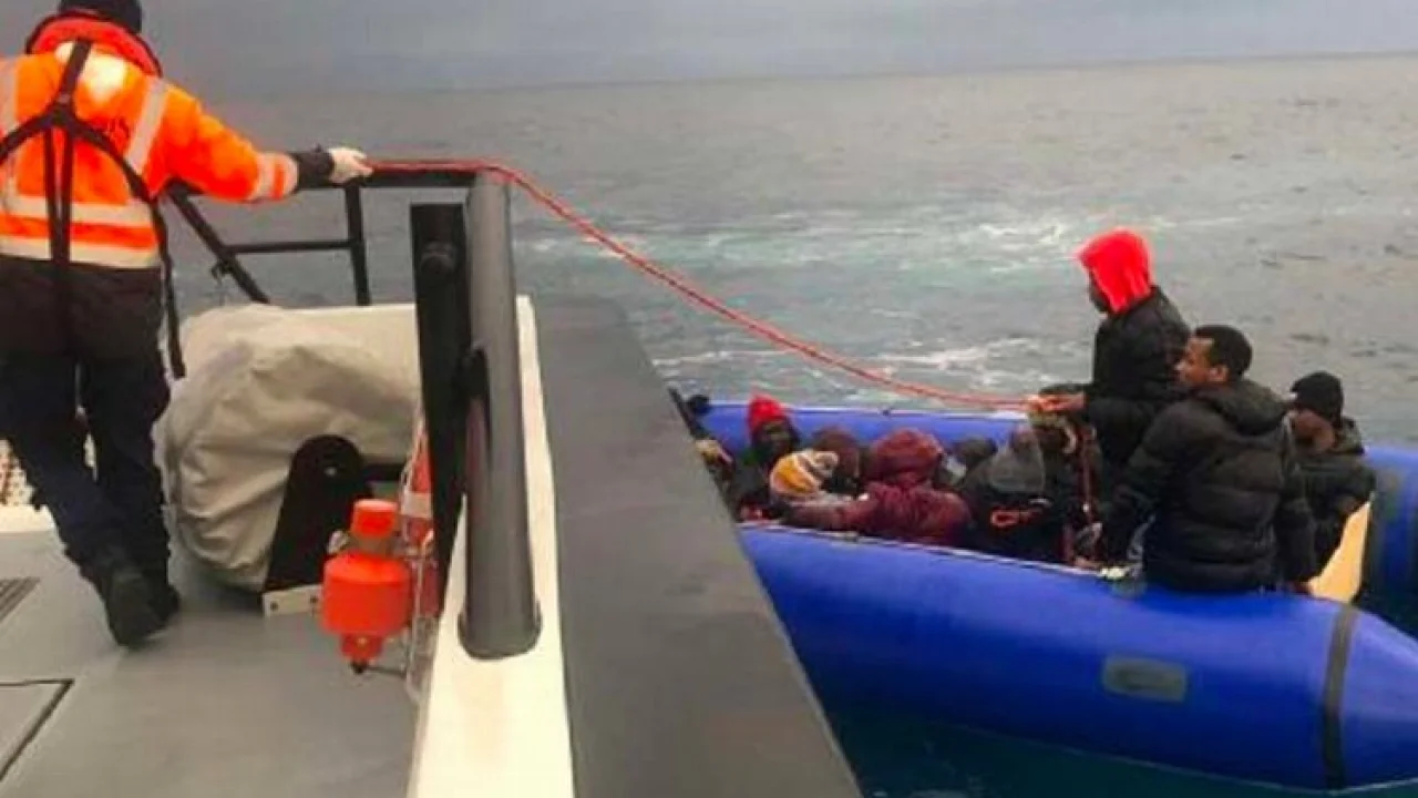 Balıkesir Ayvalık'ta 17 düzensiz göçmen kurtarıldı -