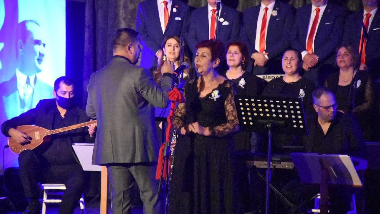 Bursa Gemlik'te Muhtarlar Korosu sevilen şarkıları seslendirdi -