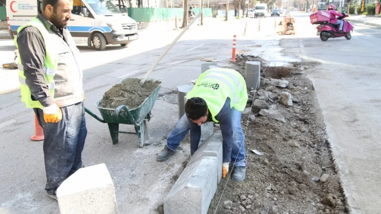 Kocaeli İzmit Demokrasi Bulvarında refüj yenileme ve aydınlatma çalışması -