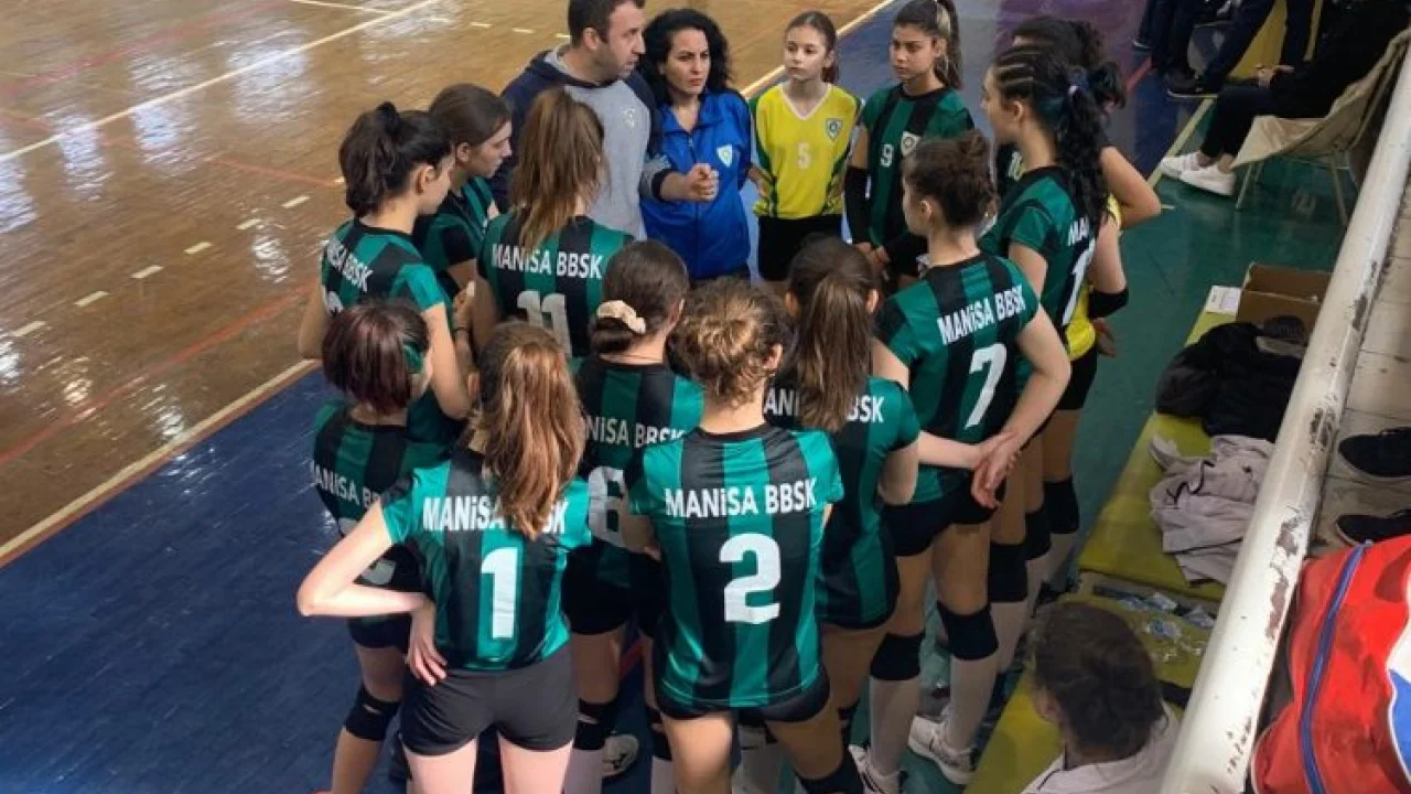 Manisa'da küçük kızlar filede final oynayacak -