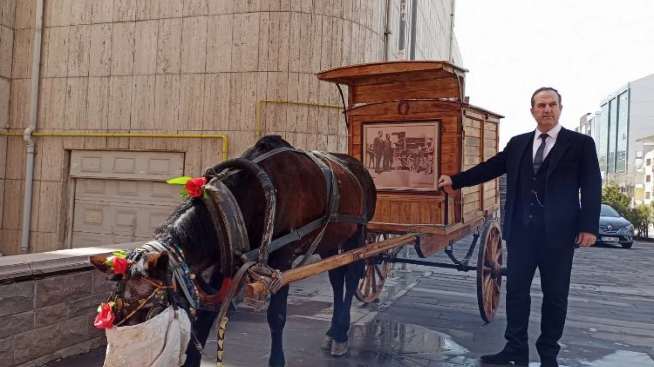 At sırtında gezici kütüphane -