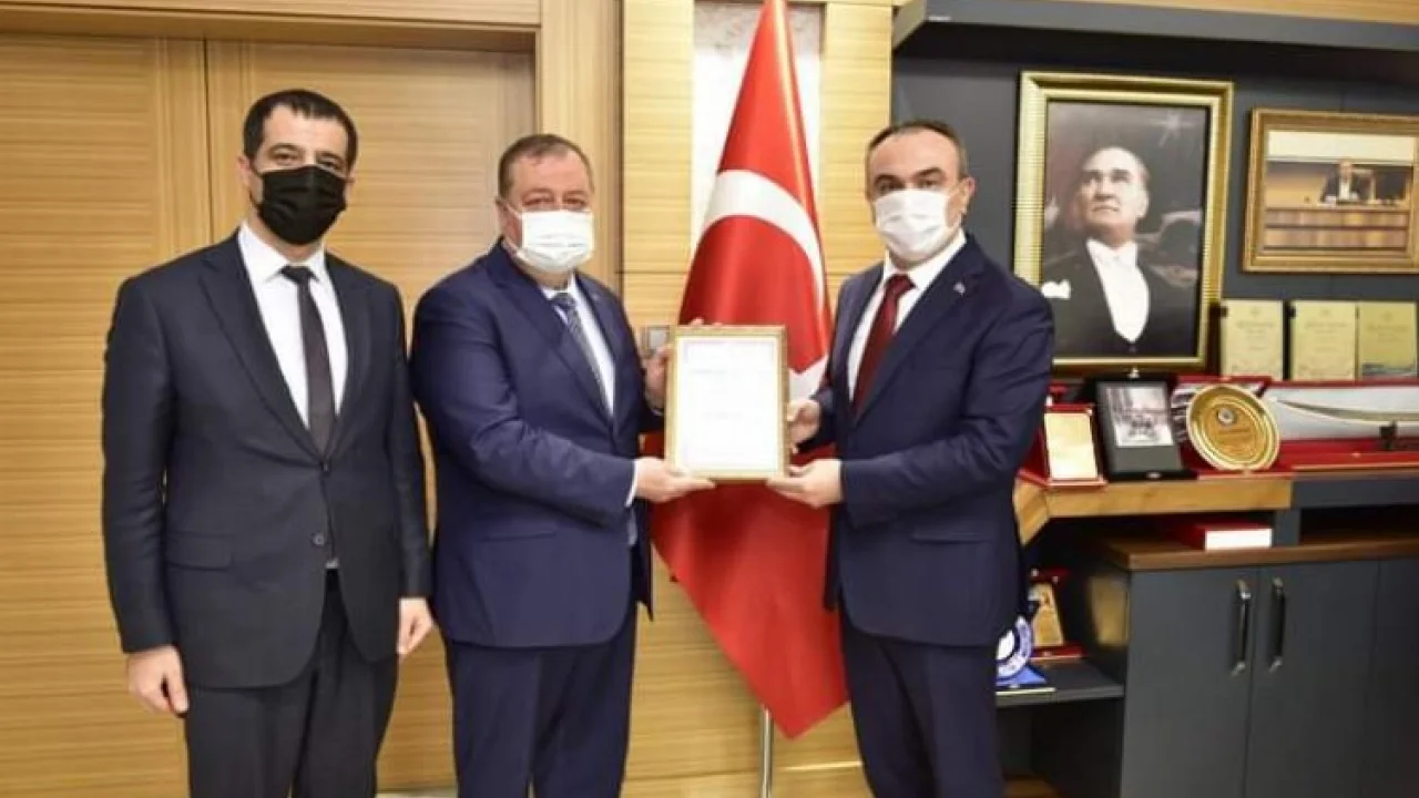 Başkan Ramazan, zeytinyağının coğrafi işaret belgesini Vali Soytürk'e takdim etti -
