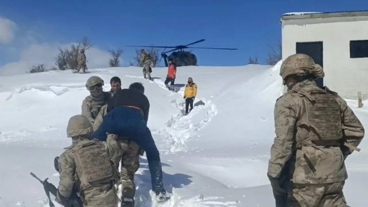 Bingöl'de kanser hastasını sırtında taşıdılar -