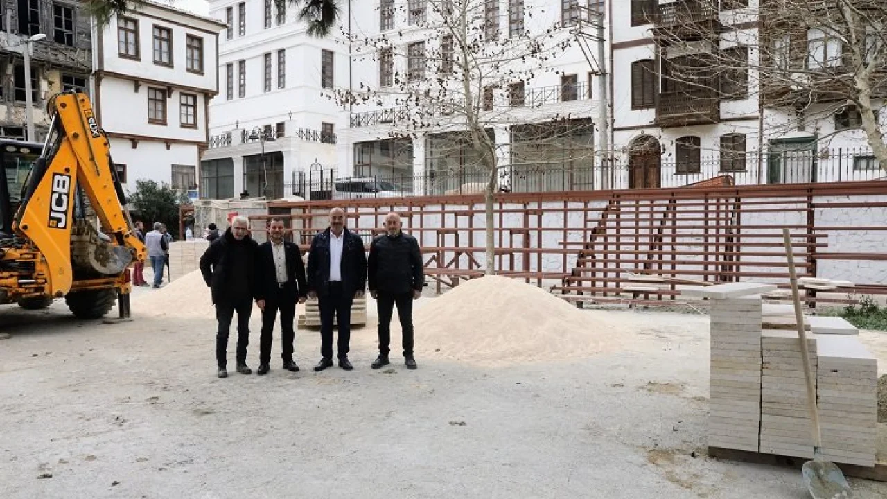 Bursa Mudanya'da Taş Mektep'e avlu -