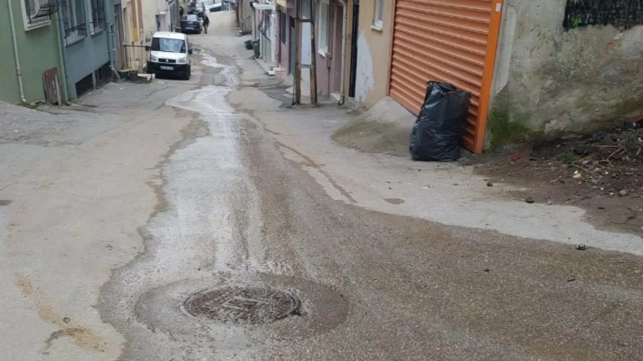 Bursa'nın o mahallesinde binadakiler uzlaşamadı, pislikler sokağa aktı -