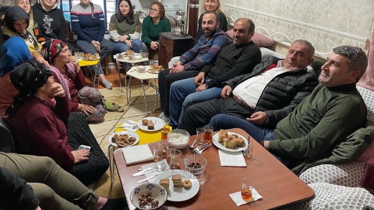 CHP Hopa'da ev ziyaretlerine devam ediyor -