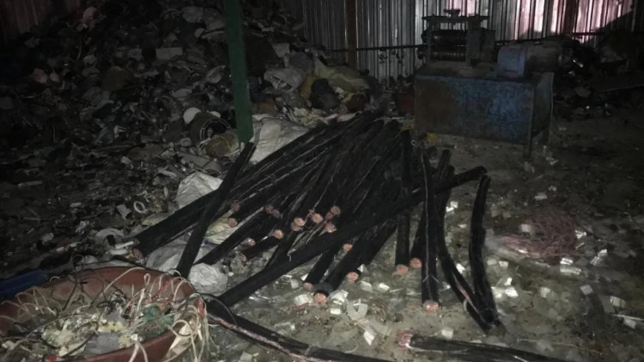 Kilis'te 2 bağ evindeki kabloları çalan 2 hırsız yakalandı -
