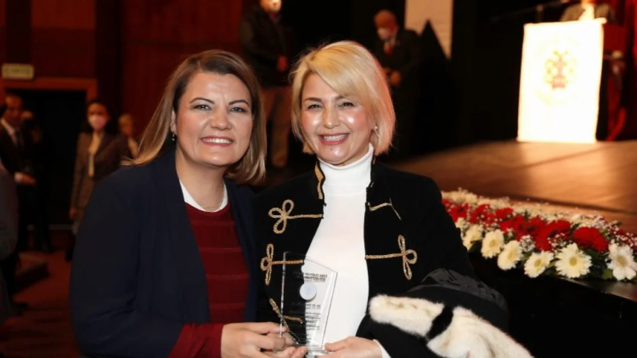 Kocaeli İzmit'te 50. yılını dolduran doktorlara plaket -