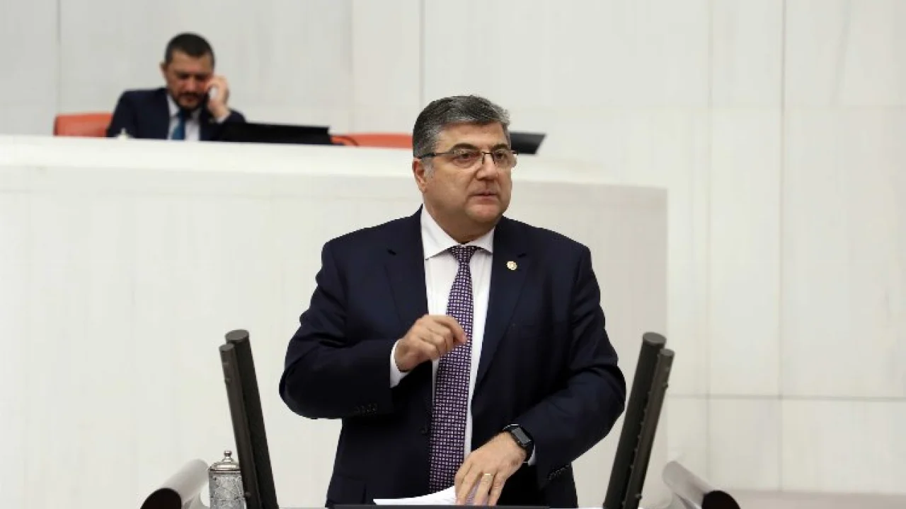 Milletvekili Sındır, “Antep fıstığı üretimi yüzde 60 azaldı, yeşil altın üreticisi yalnız bırakıldı!” -