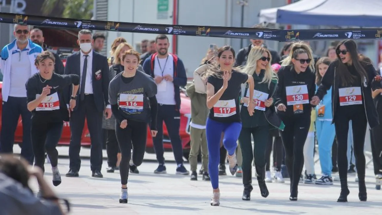 RUNAntalya'da yüksek topuklarla koştular -