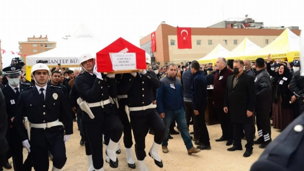 Şehit polis memuru Gaziantep'te defnedildi -