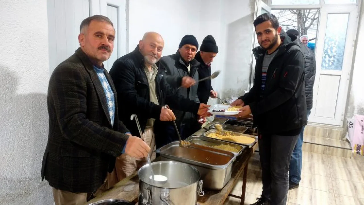 Bilecik Pazaryeri’nde köylüler 15 yıldır aynı sofrada iftar yapıyor -