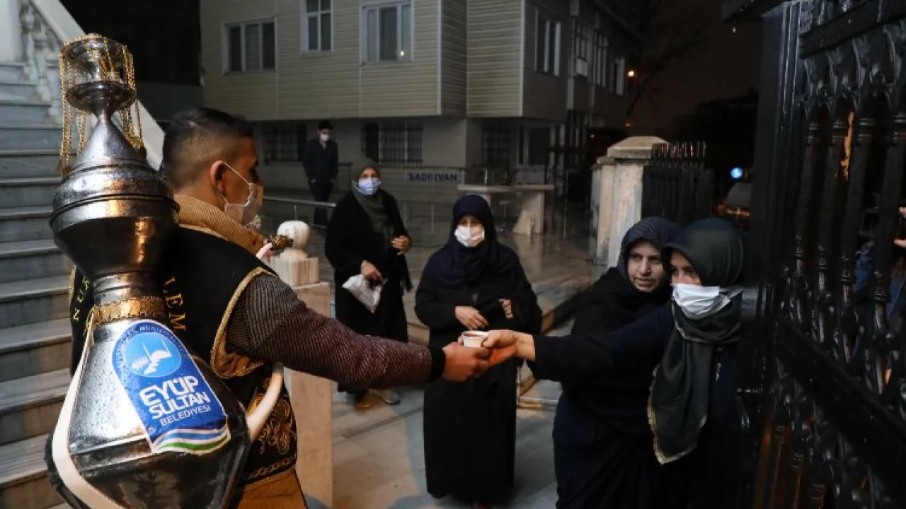 İstanbul Eyüpsultan'da teravih namazı sonrası şerbet ikramı -