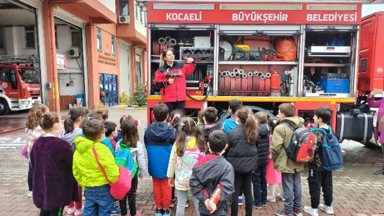 Kocaeli'nde minik öğrencilere İtfaiyecilik anlatıldı -