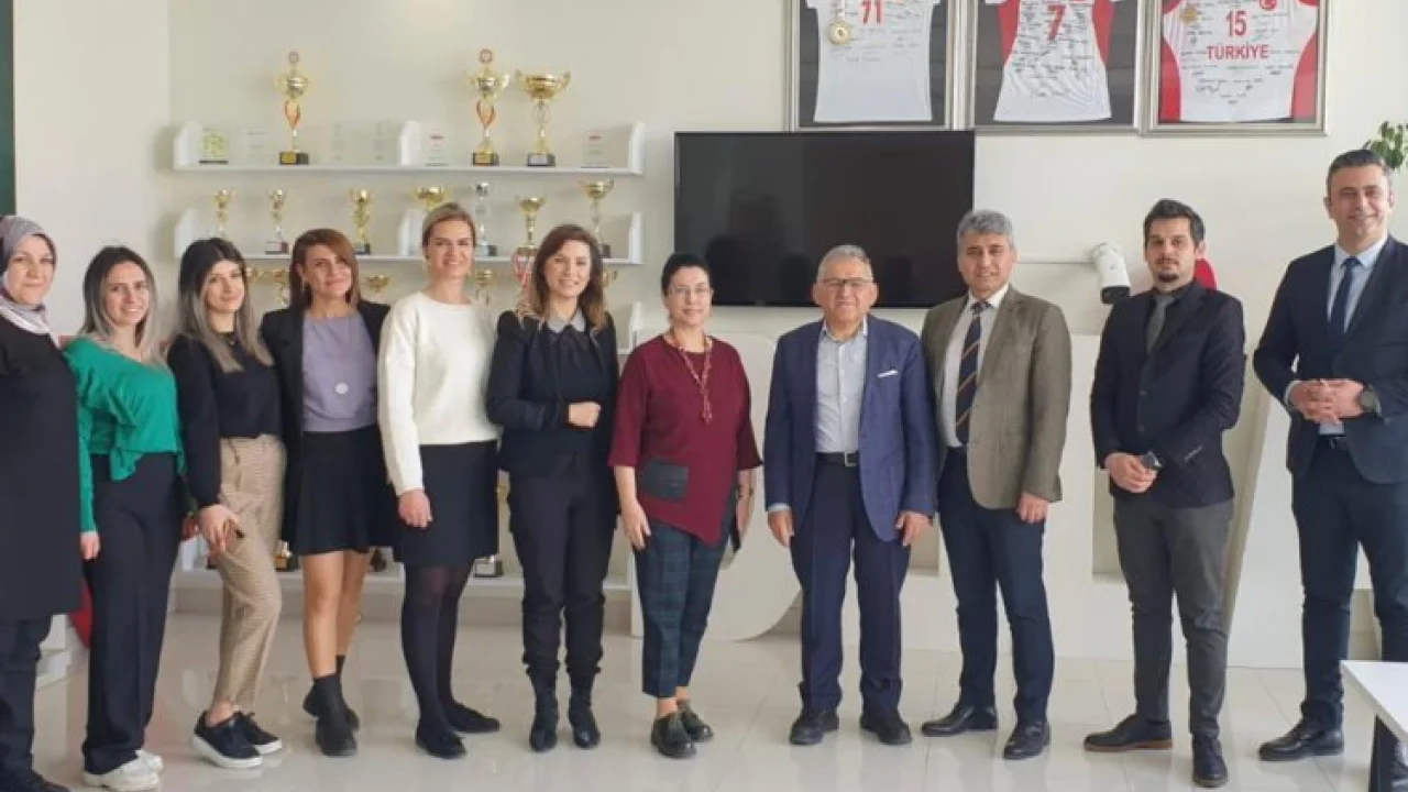 Memduh Büyükkılıç'tan okul ziyaretleri -