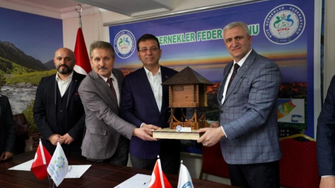 Rizelilerle buluşan İmamoğlu: Yeterince kutuplaşıyoruz, derneklerimiz özgür olmalı -
