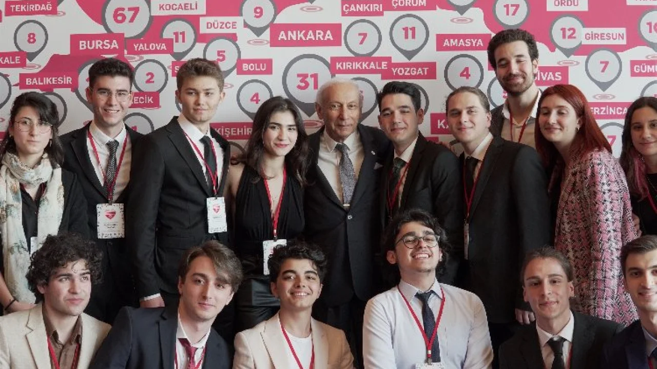 TEV Üstün Başarı Bursuyla 80 öğrencinin daha hayallerine dokunuyor -
