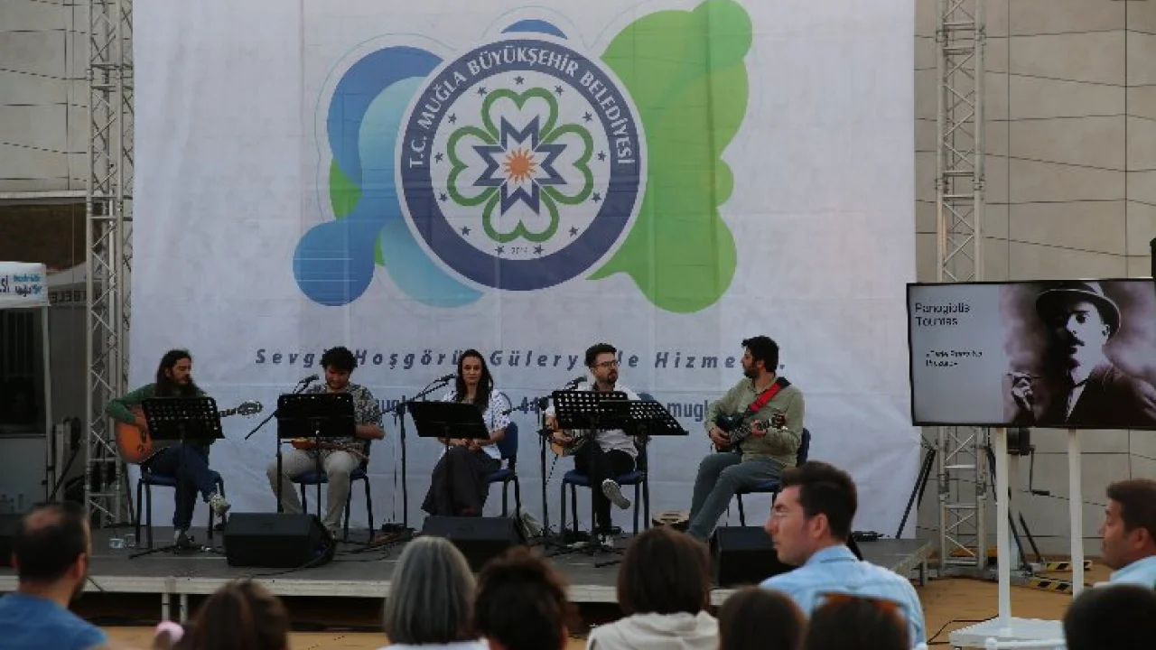 100 yıllık şarkılar Türkçe ve Rumca seslendirildi -