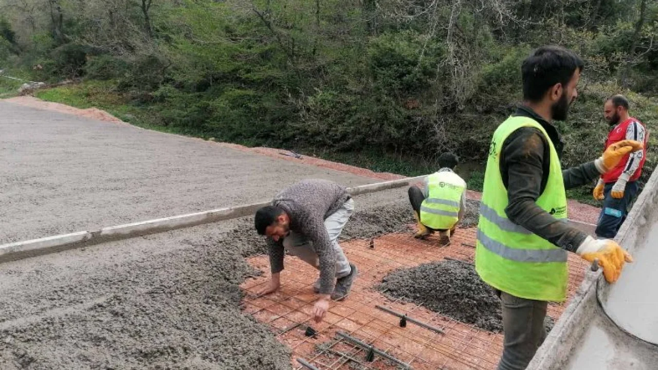 Kocaeli Derince Çal - Turaş köyleri bağlantısına beton yol yapılıyor -