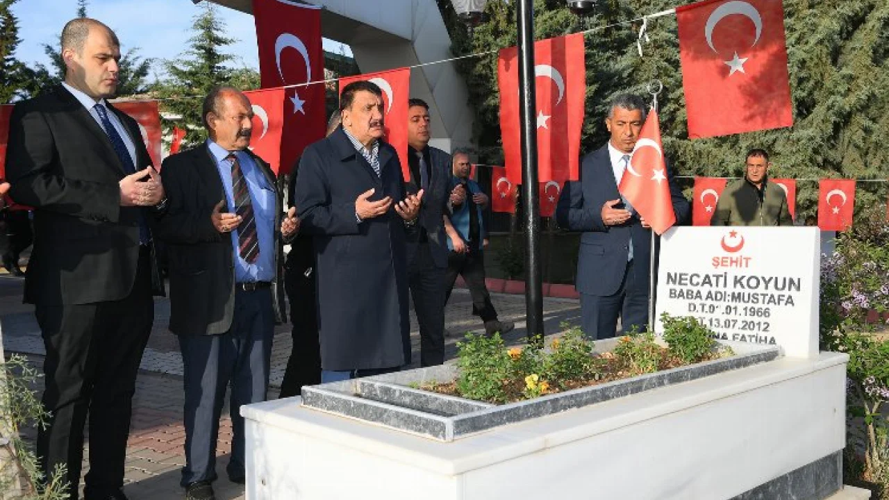 Malatya'da bayramın ilk günü şehitlikler ziyaret edildi -