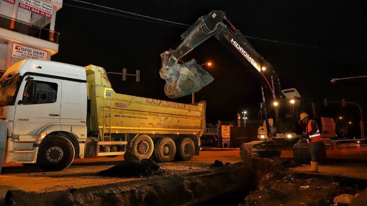 Sakarya Büyükşehir’den şehrin kalbinde sürdürdüğü çalışmalara gece mesaisi -