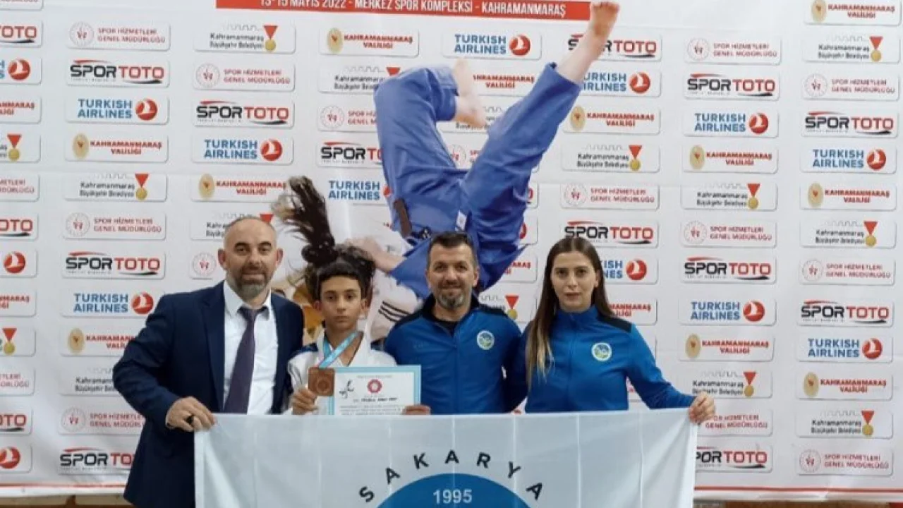 Sakaryalı sporcular ay yıldızlı bayrağı her yerde dalgalandırıyor -