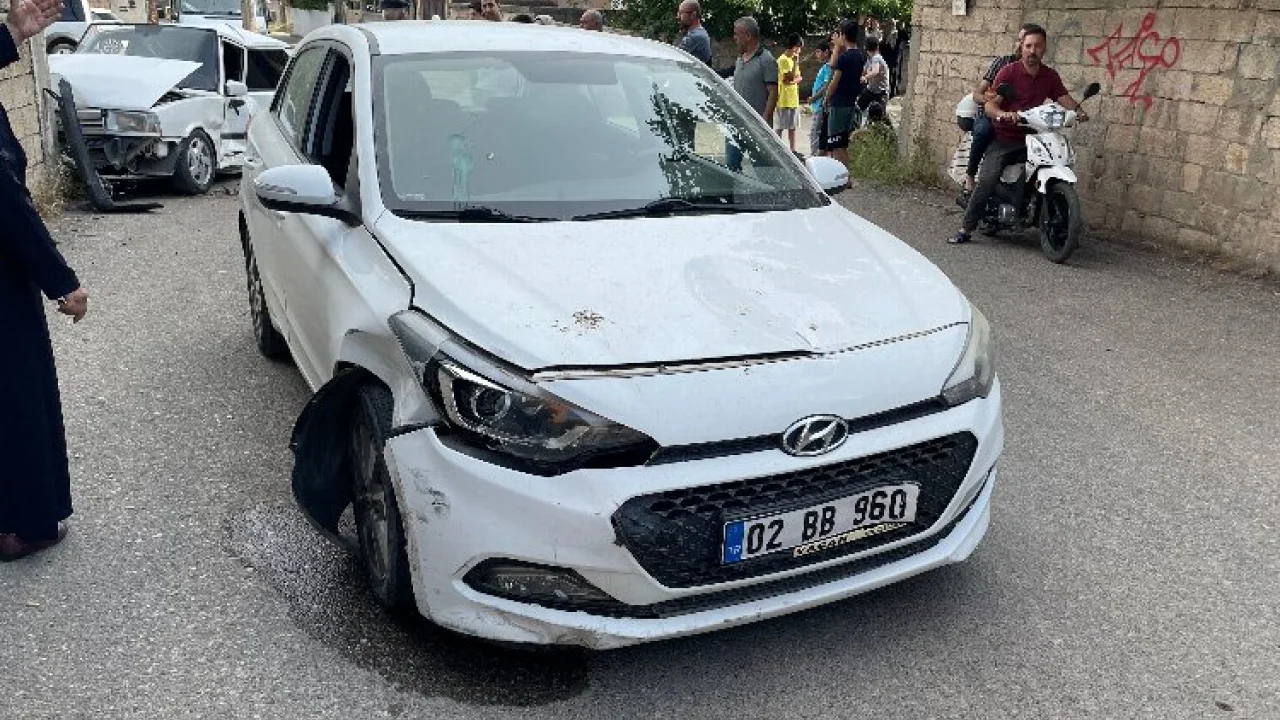 Adıyaman'da kavşakta çarpıştılar: 2 yaralı -