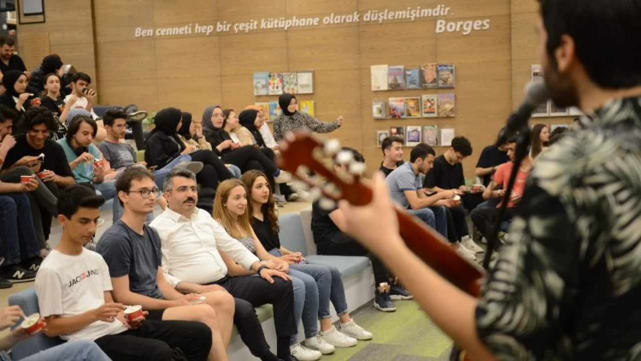 Bursa Yıldırım'da gençlere gitarlı moral -