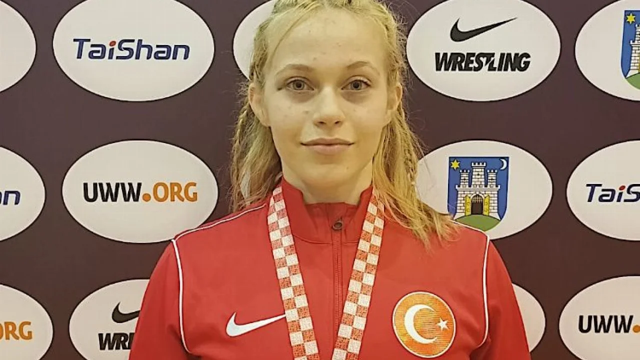 Bursa Büyükşehir Belediyesporlu güreşçi Yağmur Şen Avrupa üçüncüsü oldu -