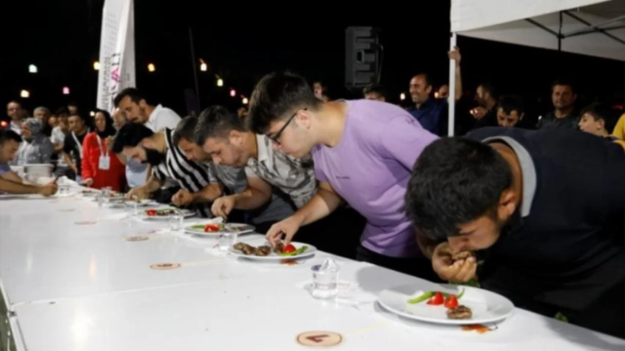 Bursa İnegöl'de köftenin kokusunu duyan yarışmaya katıldı... İnegöl Köftesi'ne gömüldüler! -