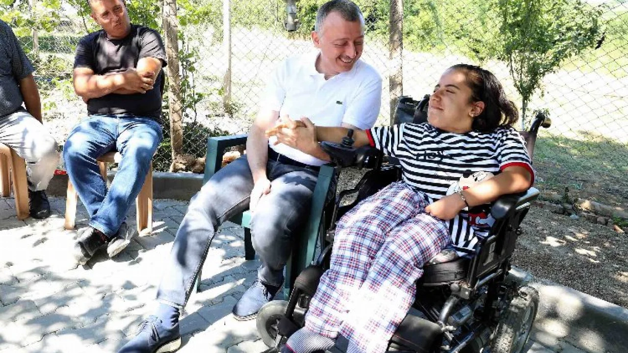 Kocaeli'de Spina Bifida hastası Aslıhan'ı duygulandıran ziyaret -