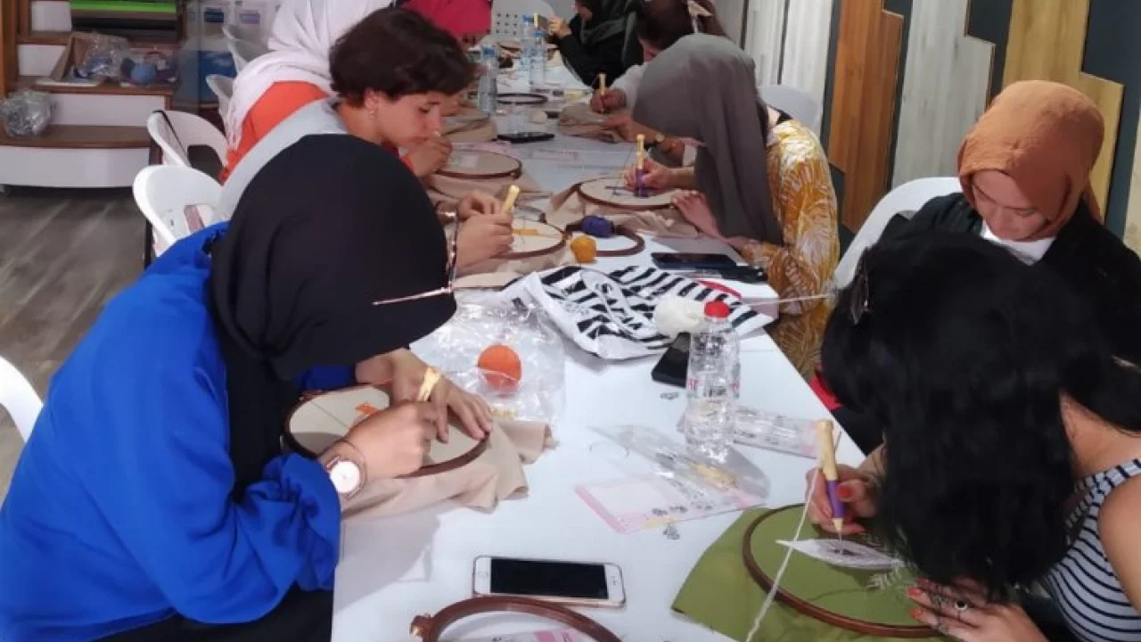 Kocaeli İzmit'te kadınlar el emeği öğreniyor -