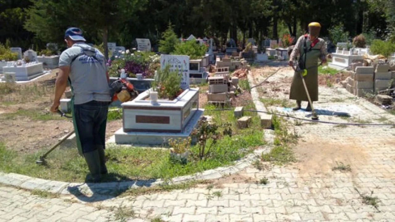 Mezarlıklar bayram ziyaretine hazırlanıyor -
