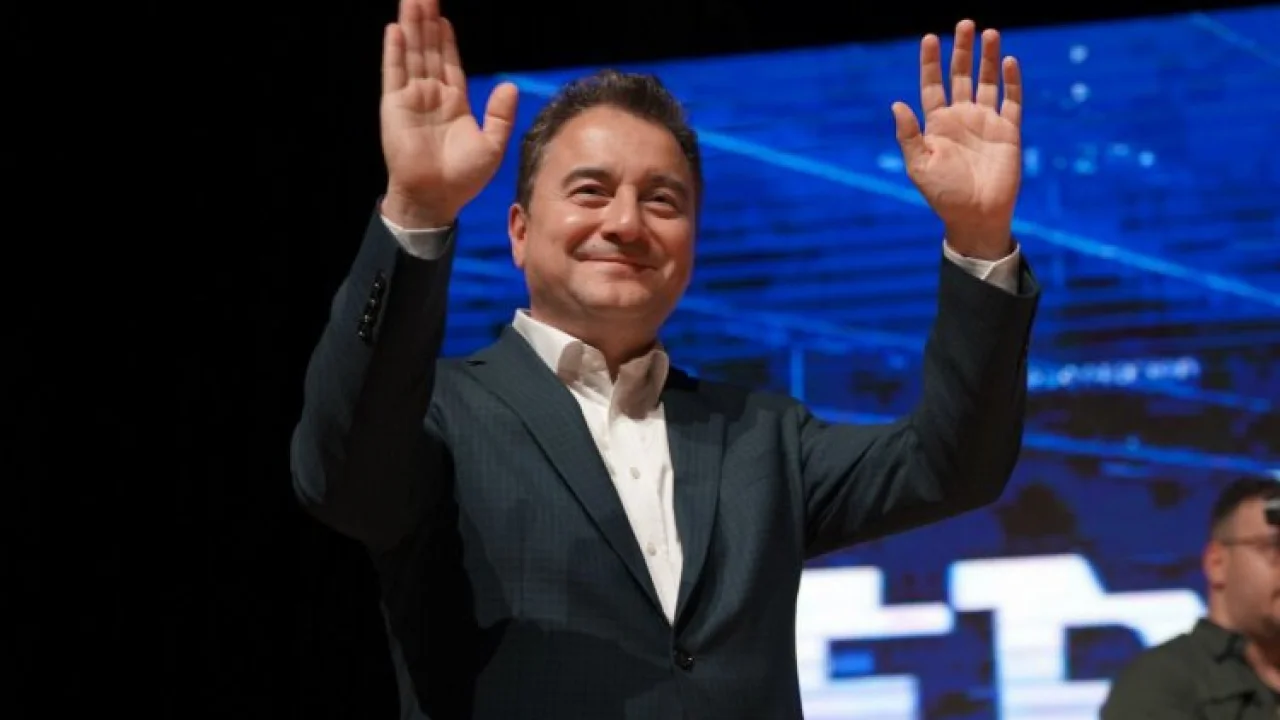 Ali Babacan'dan ağır yaralı çocuğa ziyaret -