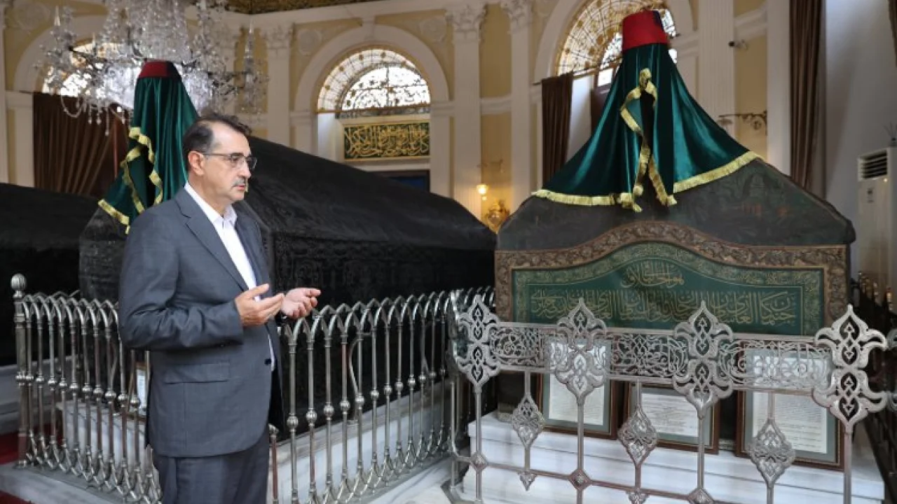 Bakan Dönmez, 2. Abdülhamid Han Türbesi'ni ziyaret etti -