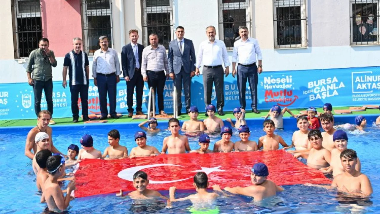 Bursa'da okul bahçeleri 'neşeli havuzlara' döndü -