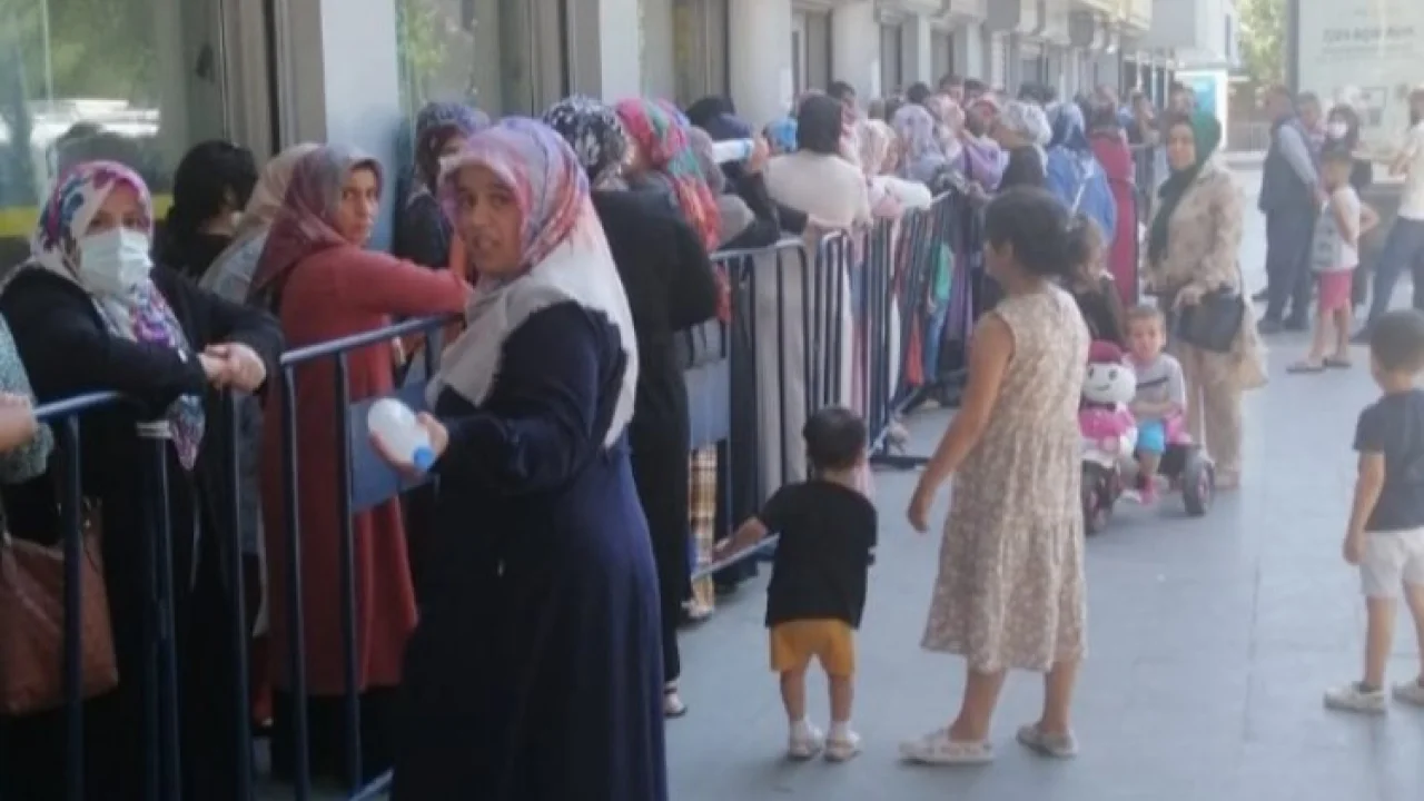 Diyarbakır'da PTT kuyruğu... Sosyal destek eziyete dönüştü! -