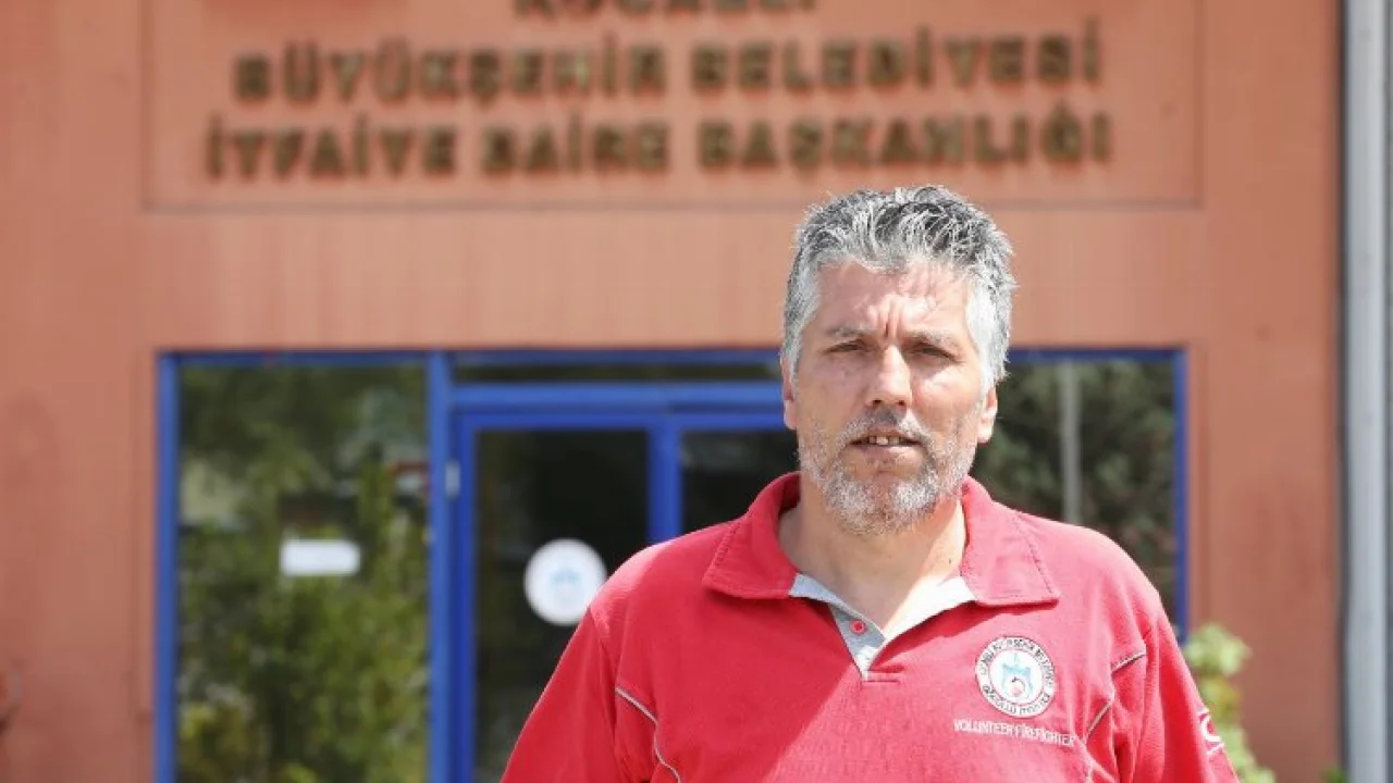 Enkazdan çıkan gönüllü itfaiyeci 23 yıldır yardıma koşuyor -