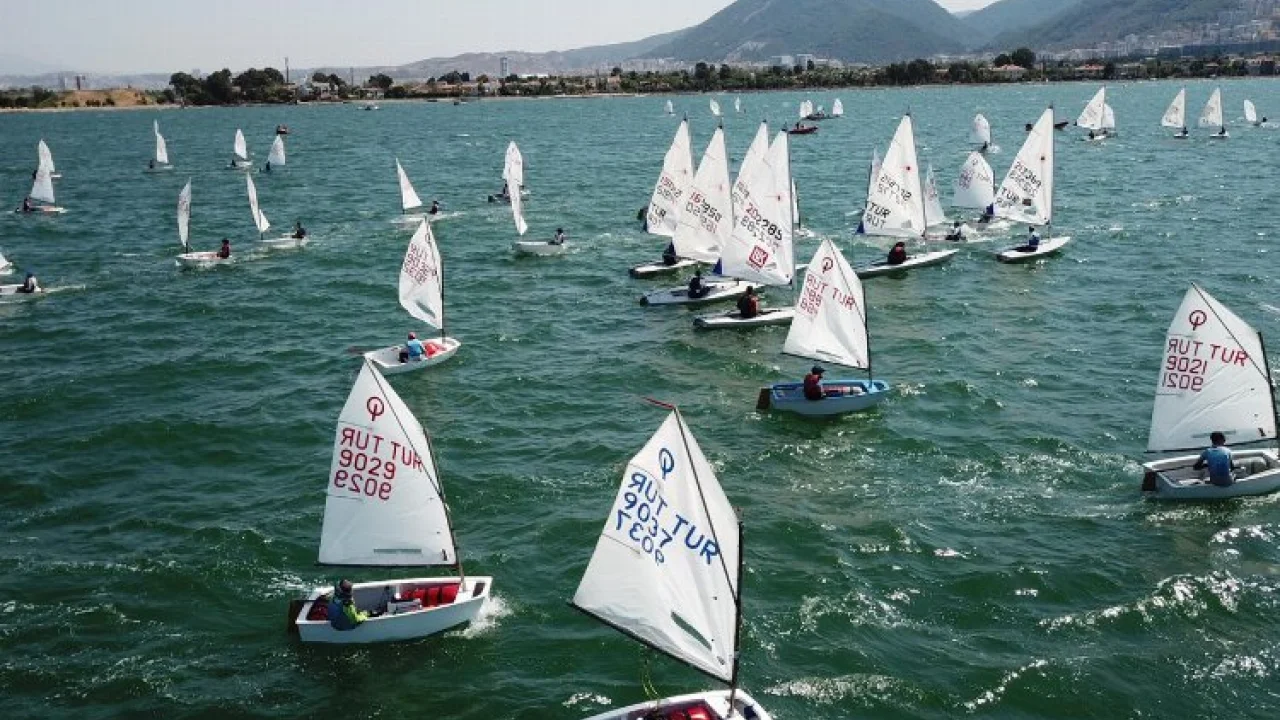 Geleceğin yelken sporcu kızları İzmir Narlıdere'de yetişecek -