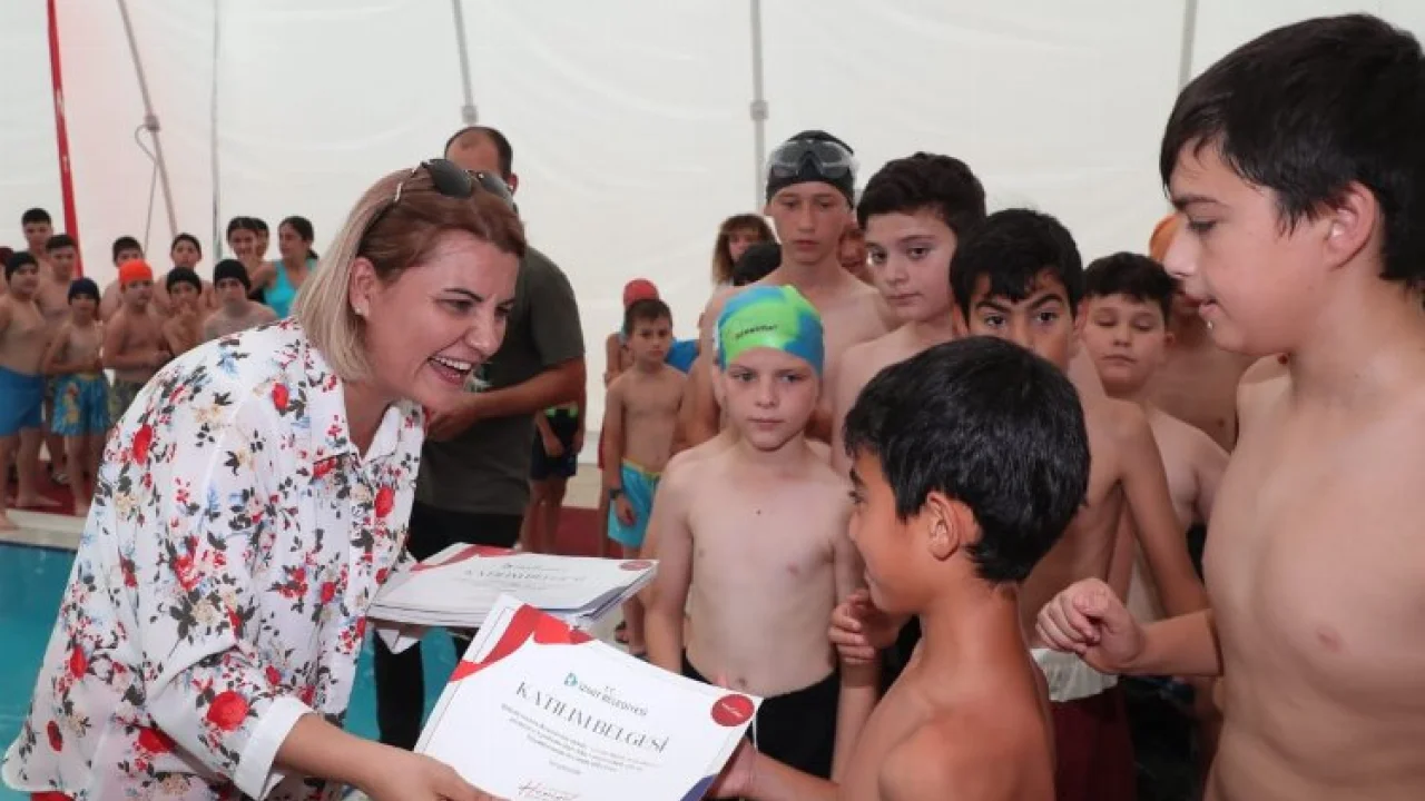 Kocaeli İzmit'te geleceğin yüzücüleri 'Fatma Abla'larından sertifikalandı -