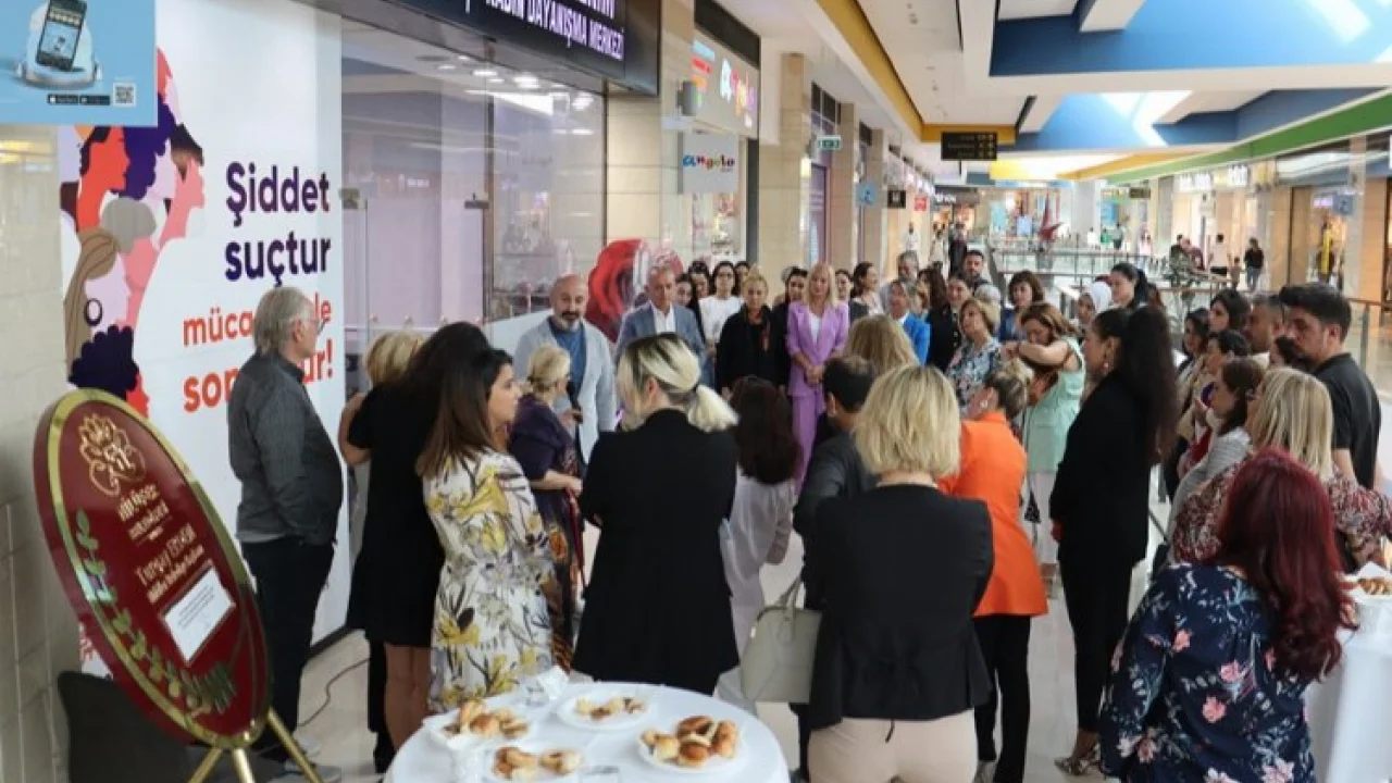 Bursa'da AVM'den kadın dayanışmasına destek -