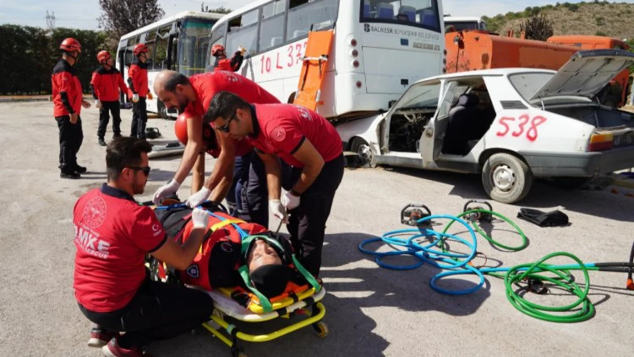 İtfaiyecilerden nefes kesen tatbikat -