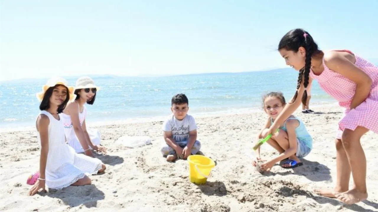 İzmir'de Başkan Gümrükçü, Çiğlileri denizle buluşturdu -
