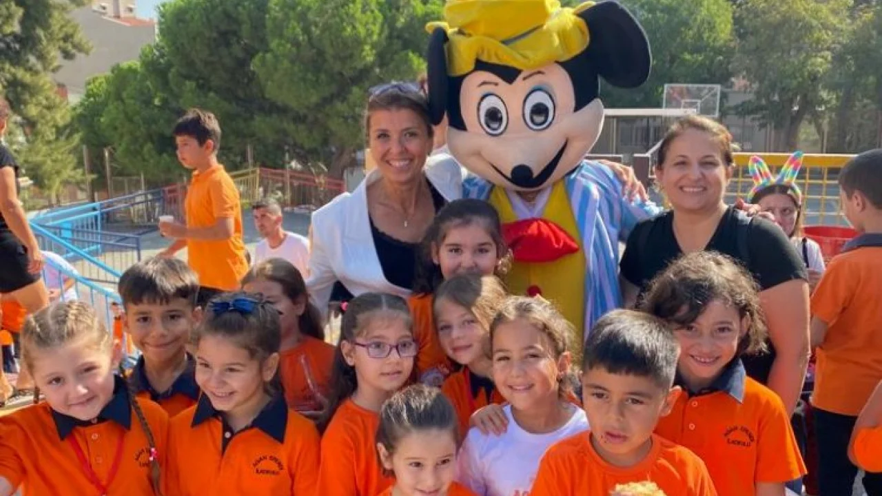 İzmir Karabağlar'da okula Mickey Mouse ile başlangıç -