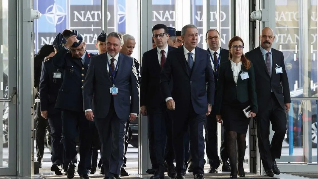 Bakan Akar NATO Karargahı'nda -